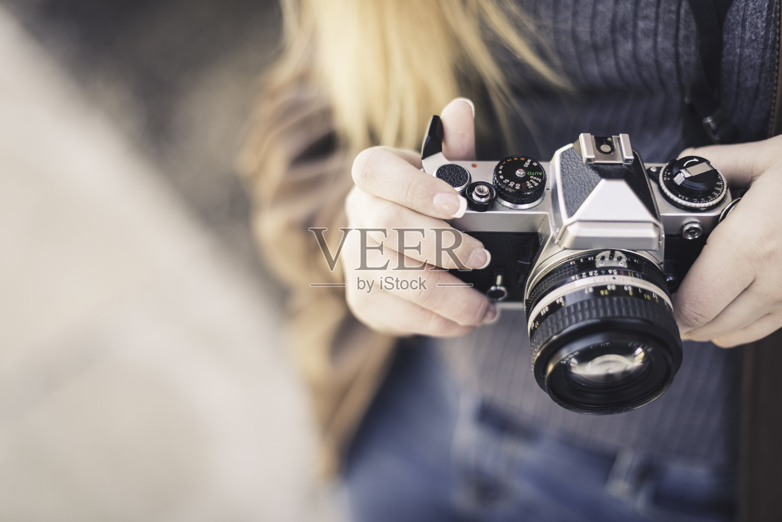 一个年轻女人的特写镜头拿着一个旧电影相机照片摄影图片