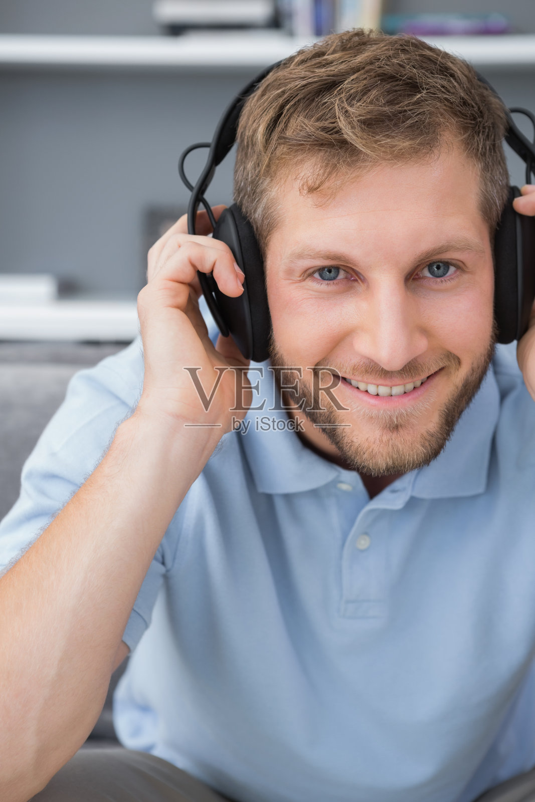 微笑着听音乐的男人照片摄影图片