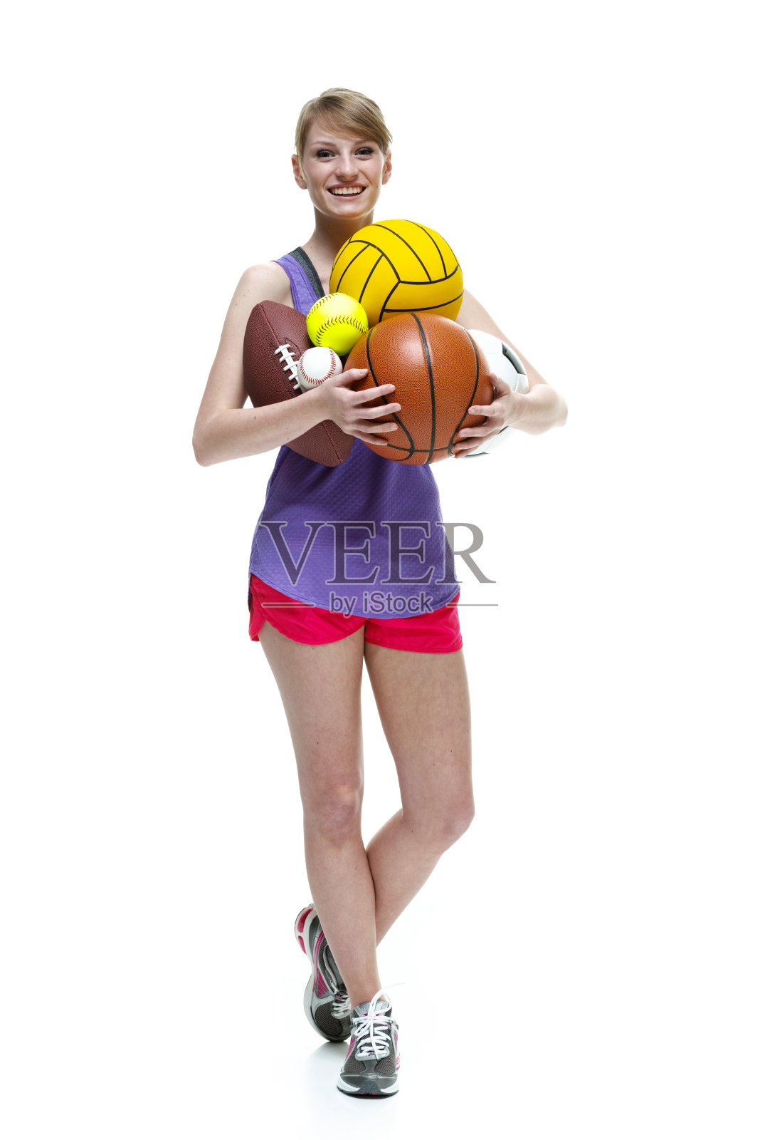 微笑的女人站在不同的球照片摄影图片