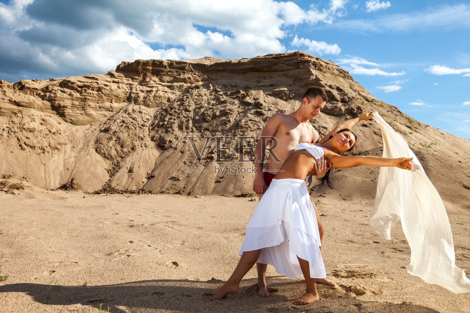 女孩和男孩在沙滩上跳舞照片摄影图片