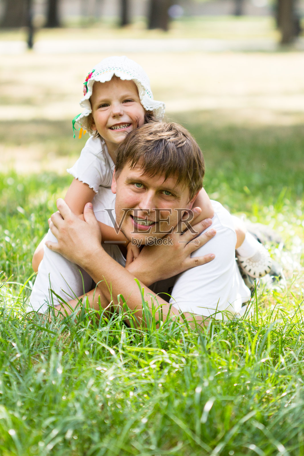 可爱的小女孩躺在草地上照片摄影图片