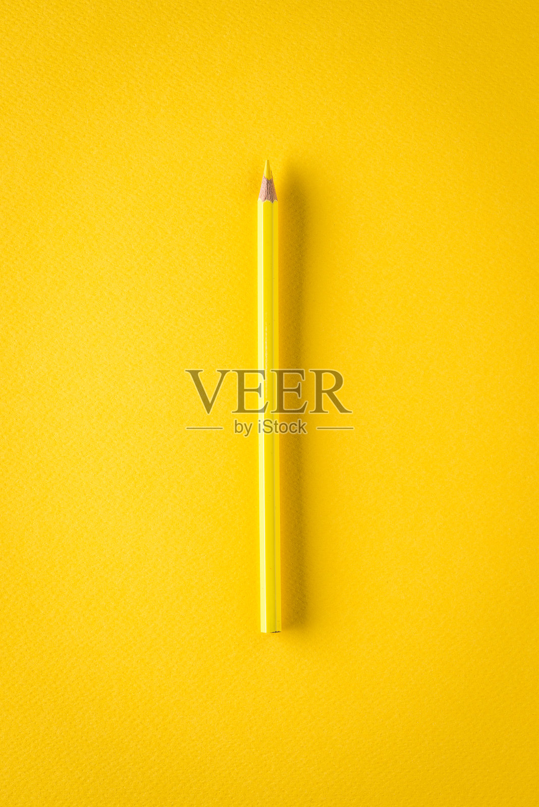 黄色蜡笔黄纸，极简静物画照片摄影图片