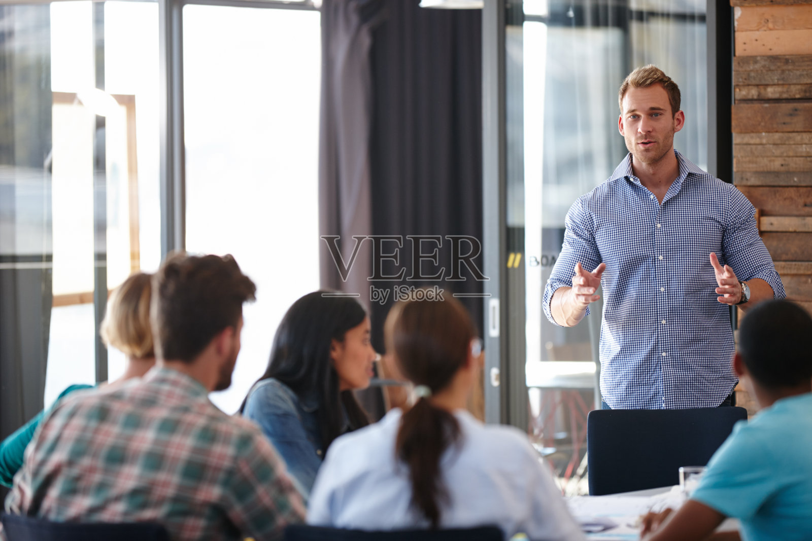 他有一些很好的营销洞察力照片摄影图片
