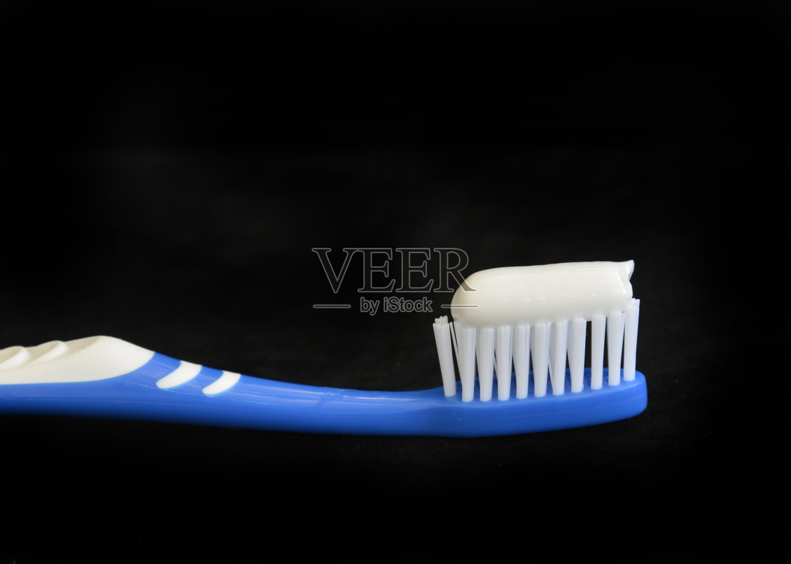 蓝色的牙刷和牙膏。照片摄影图片