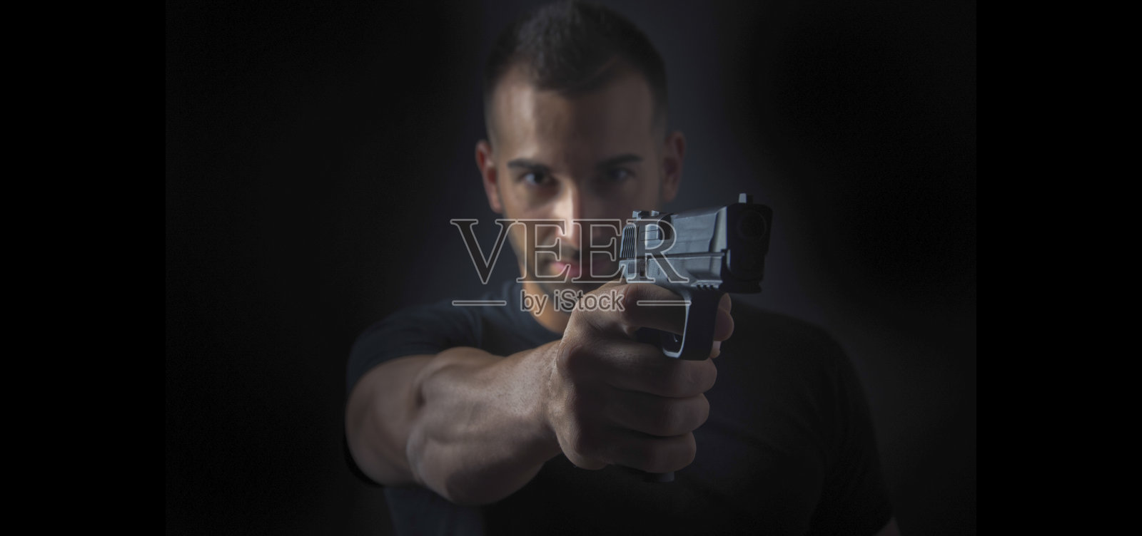 男人指着枪照片摄影图片