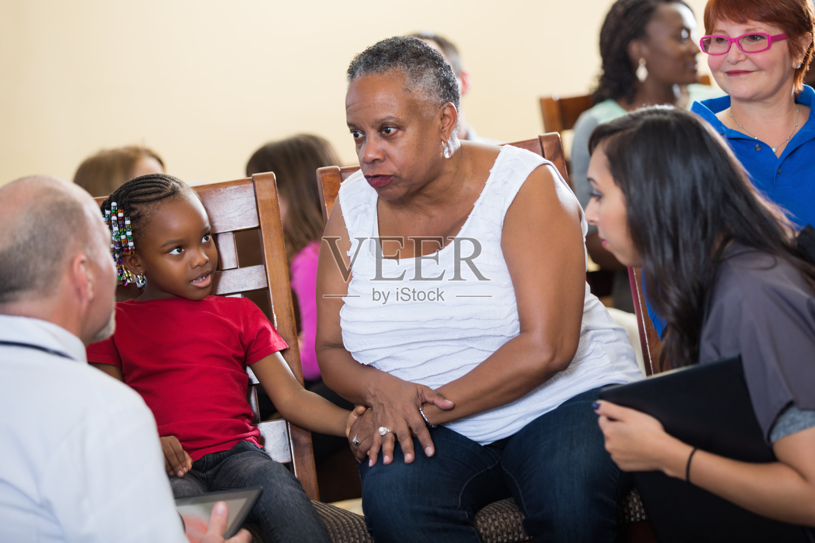 祖母在健康博览会上与医生交谈照片摄影图片