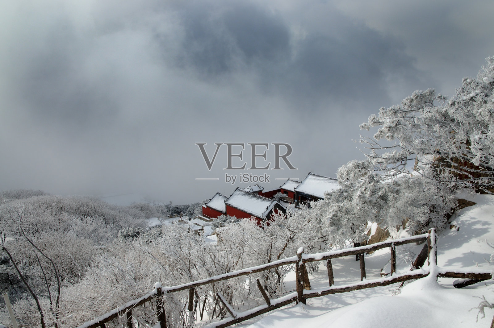 泰山在雪中照片摄影图片