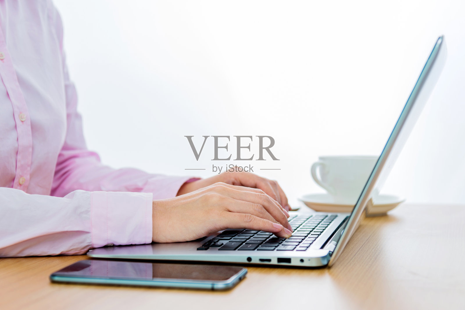 使用笔记本电脑操作照片摄影图片