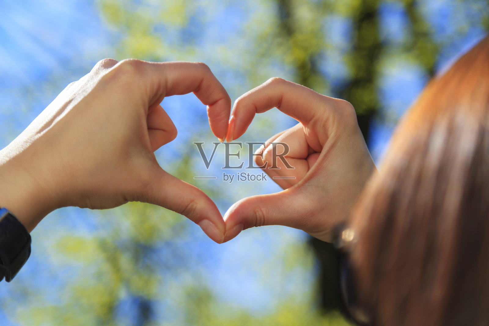 透过心形看照片摄影图片