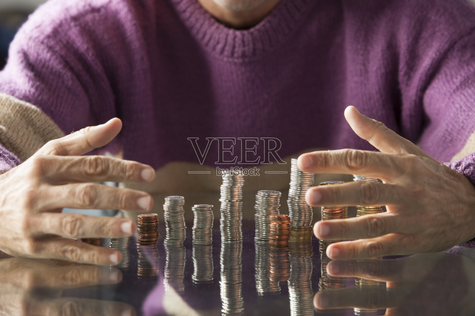 满手硬币照片摄影图片