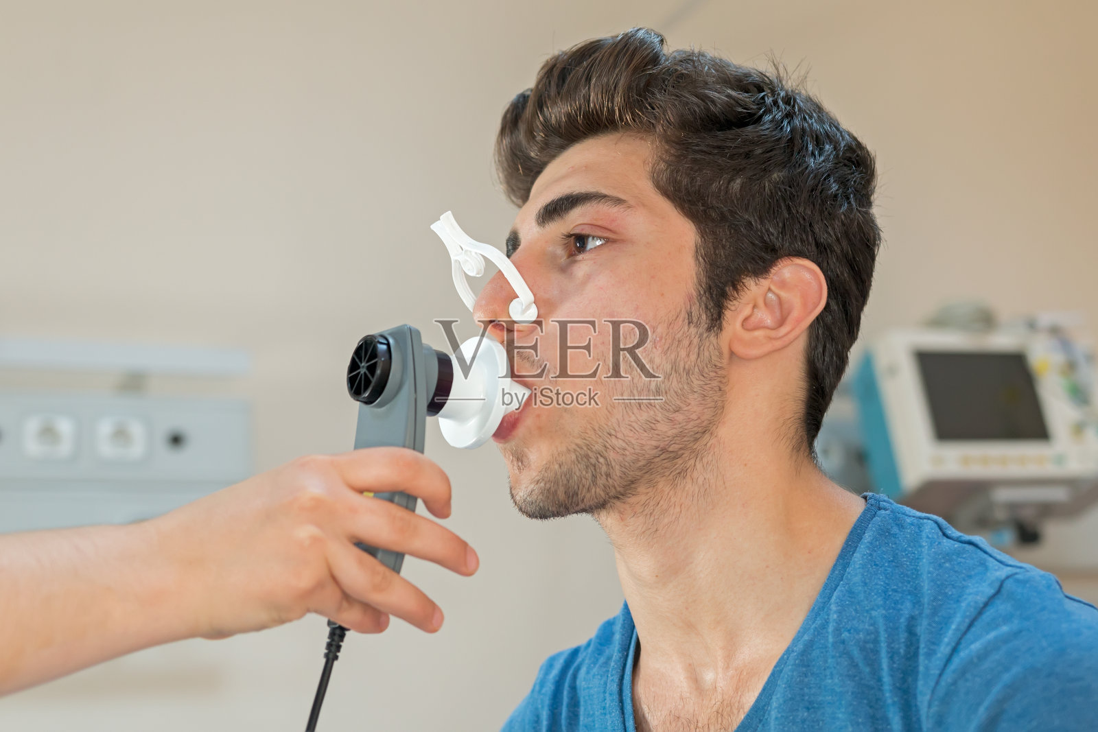 医生用峰值流量计检查病人的肺活量照片摄影图片