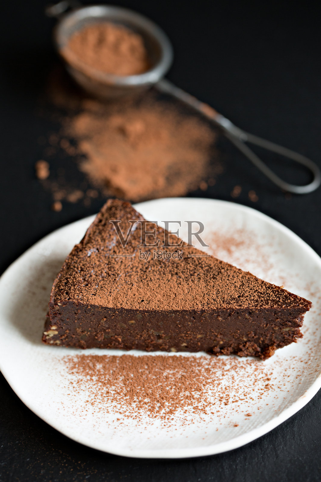 一片榛子巧克力蛋糕照片摄影图片