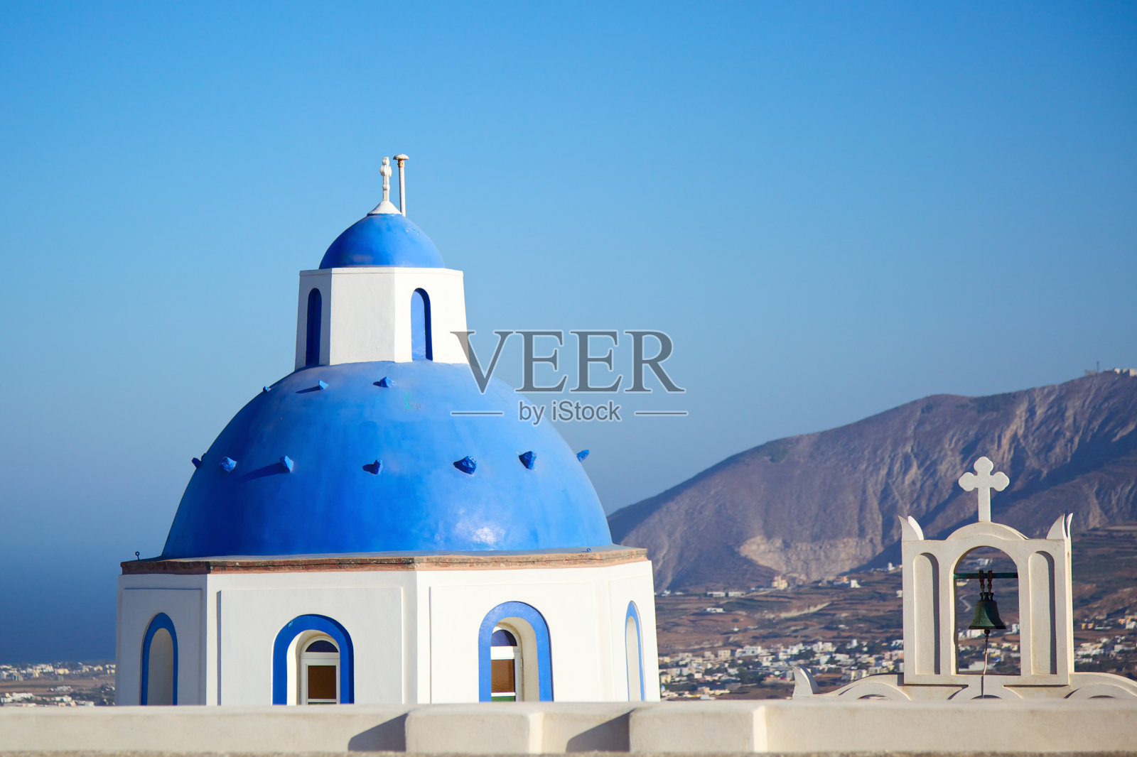 圣托里尼岛伊亚的典型正统希腊教堂。希腊。照片摄影图片