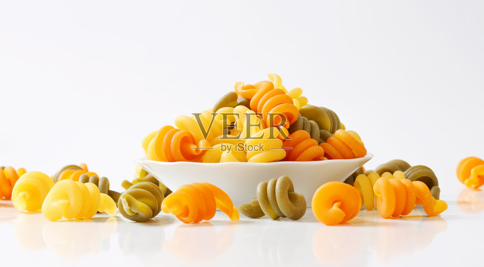 五彩缤纷的螺旋面照片摄影图片