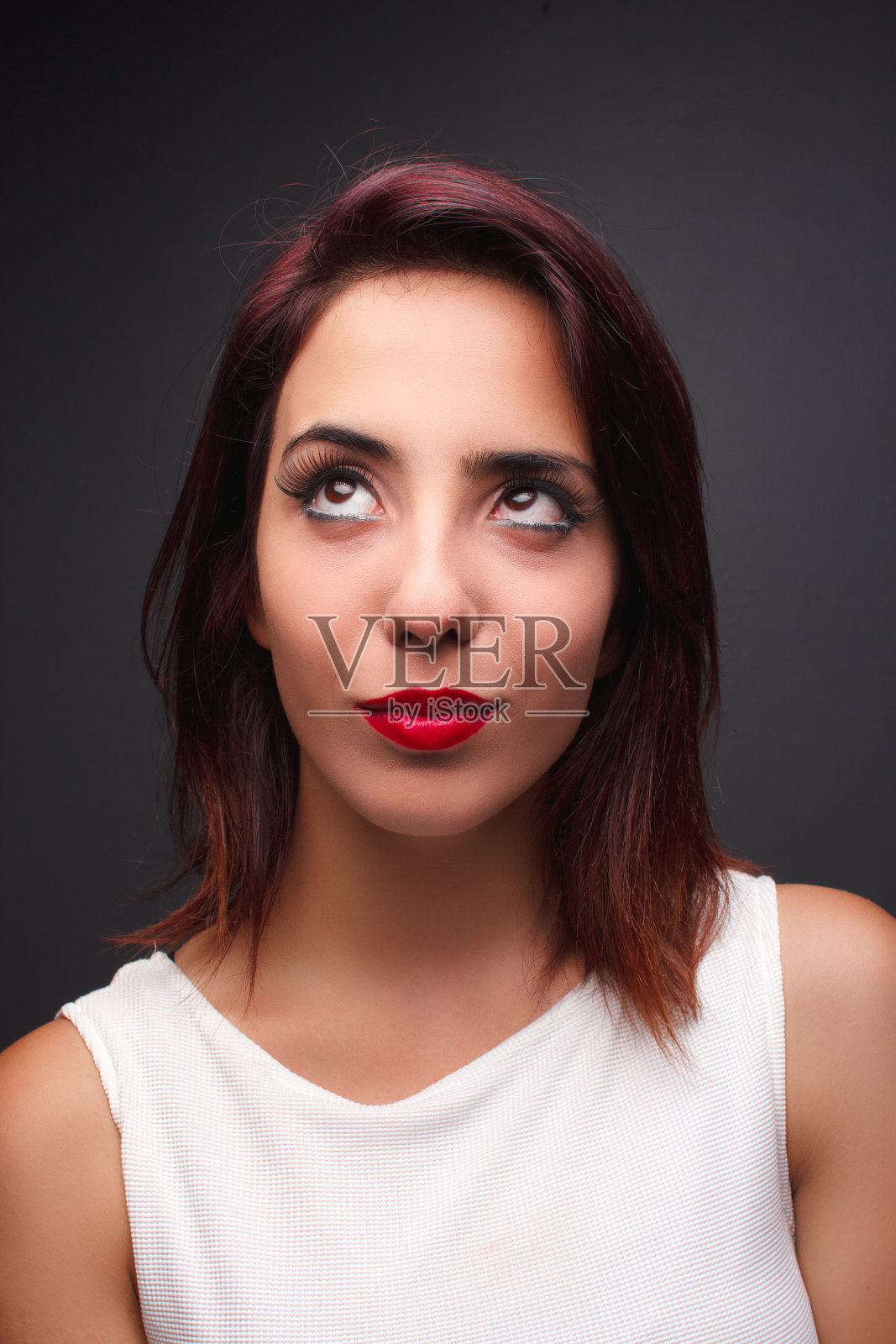 沉思的女孩的肖像照片摄影图片