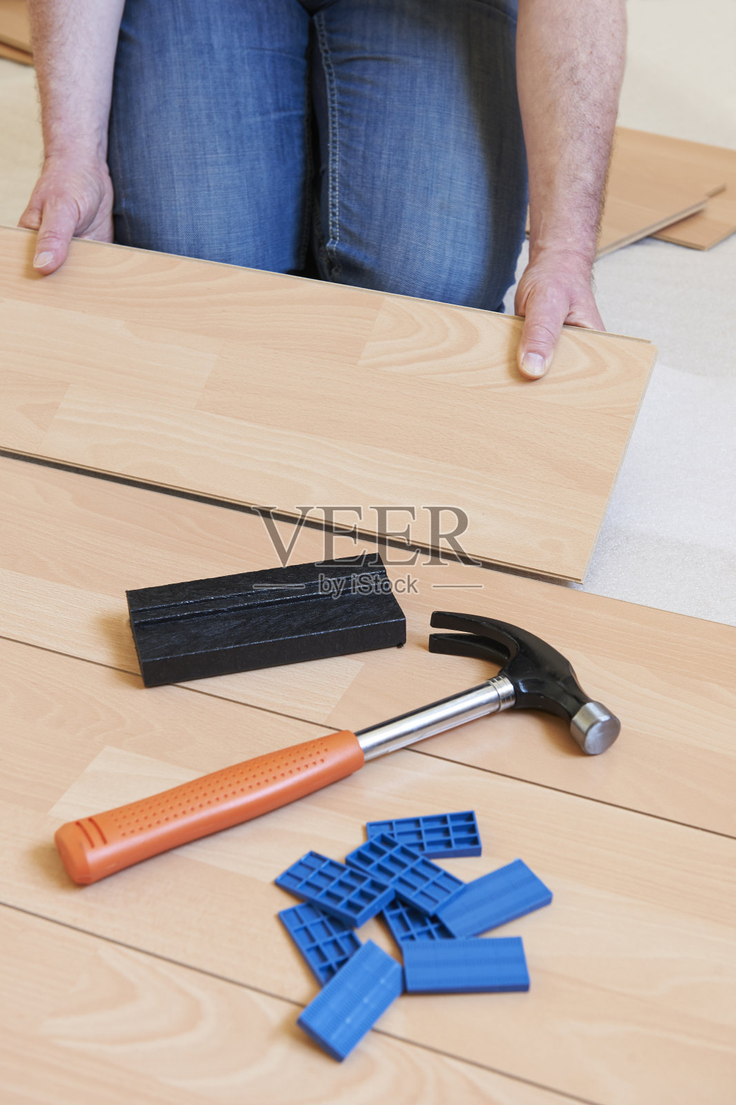 男人铺设强化地板照片摄影图片