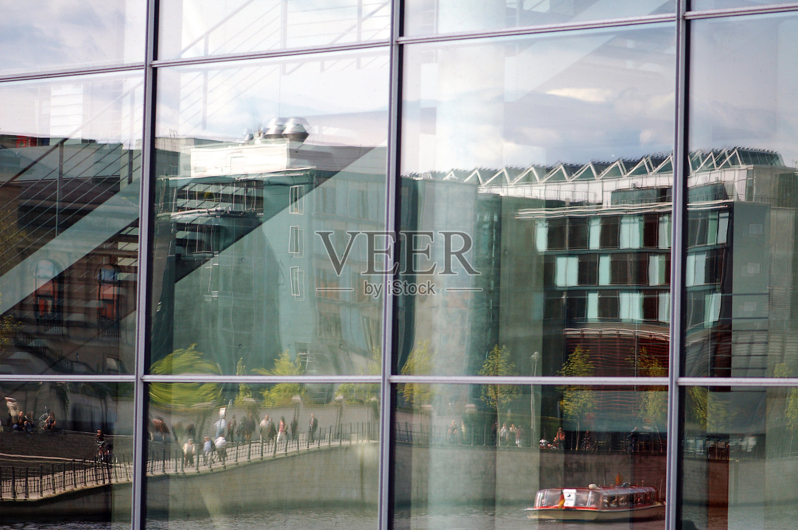 现代化的玻璃幕墙办公大楼照片摄影图片