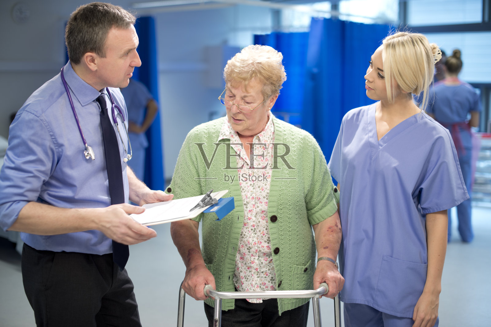 资深病人与医生聊天照片摄影图片