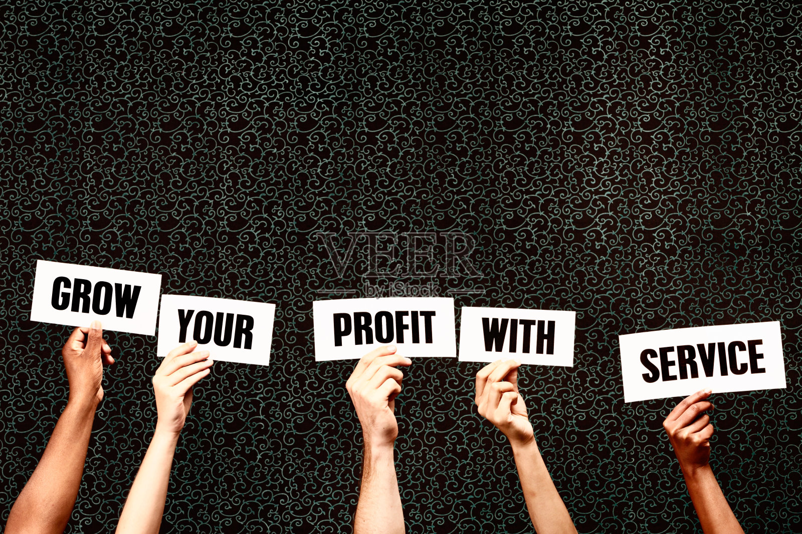 手持式标语上写着“用服务增加利润”:这是有保证的!照片摄影图片