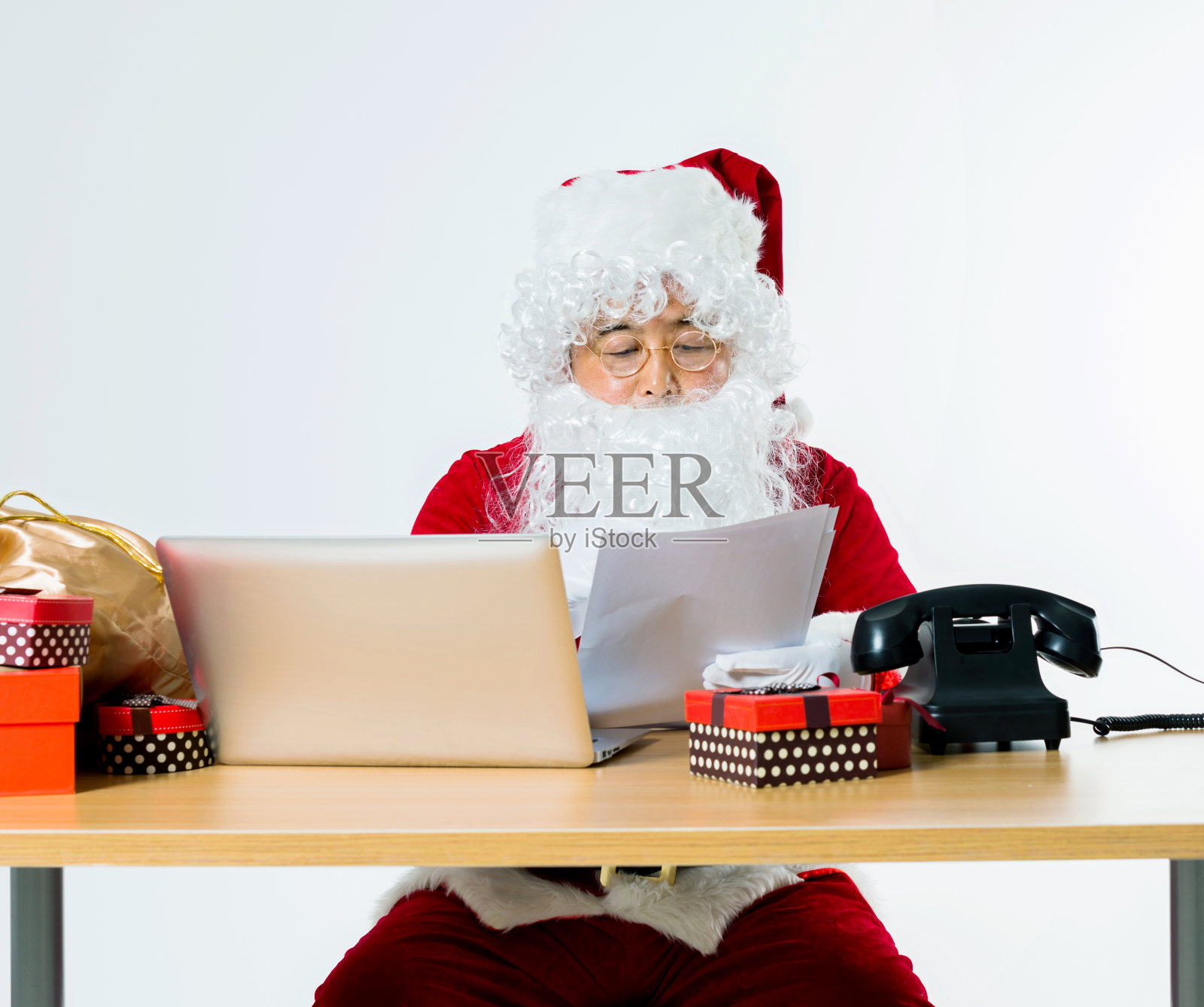 圣诞老人在笔记本电脑上工作照片摄影图片