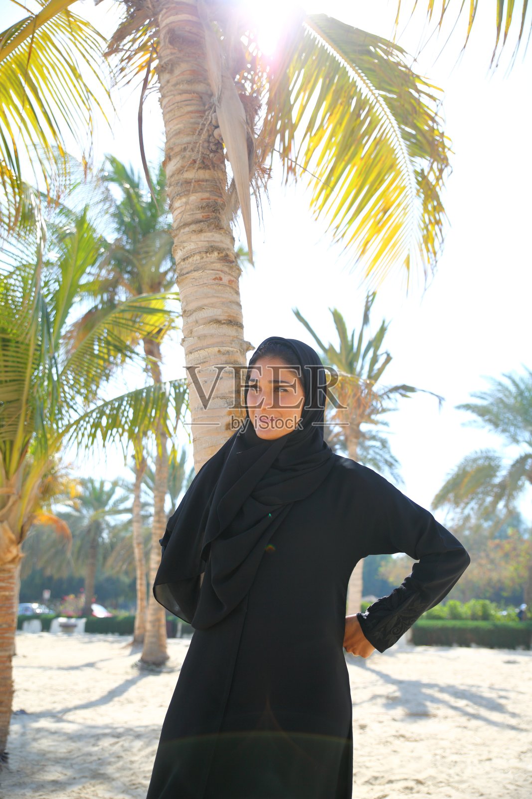 在海滩上的阿联酋妇女照片摄影图片