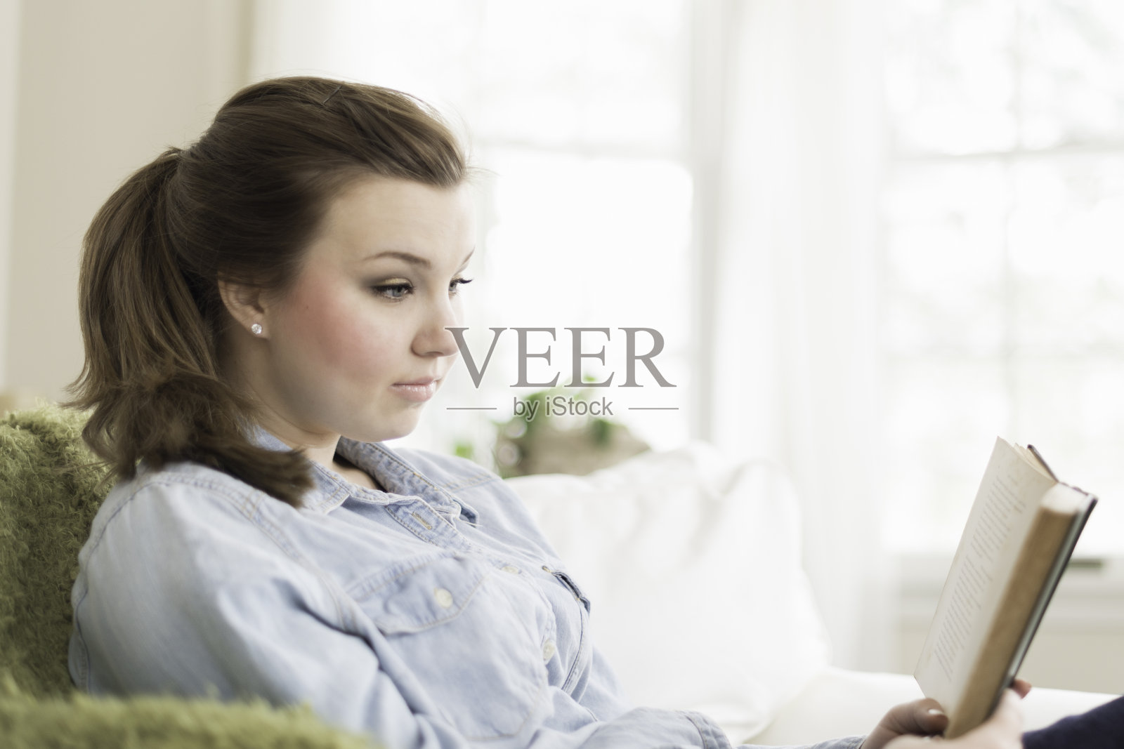 读一本书的年轻女子照片摄影图片