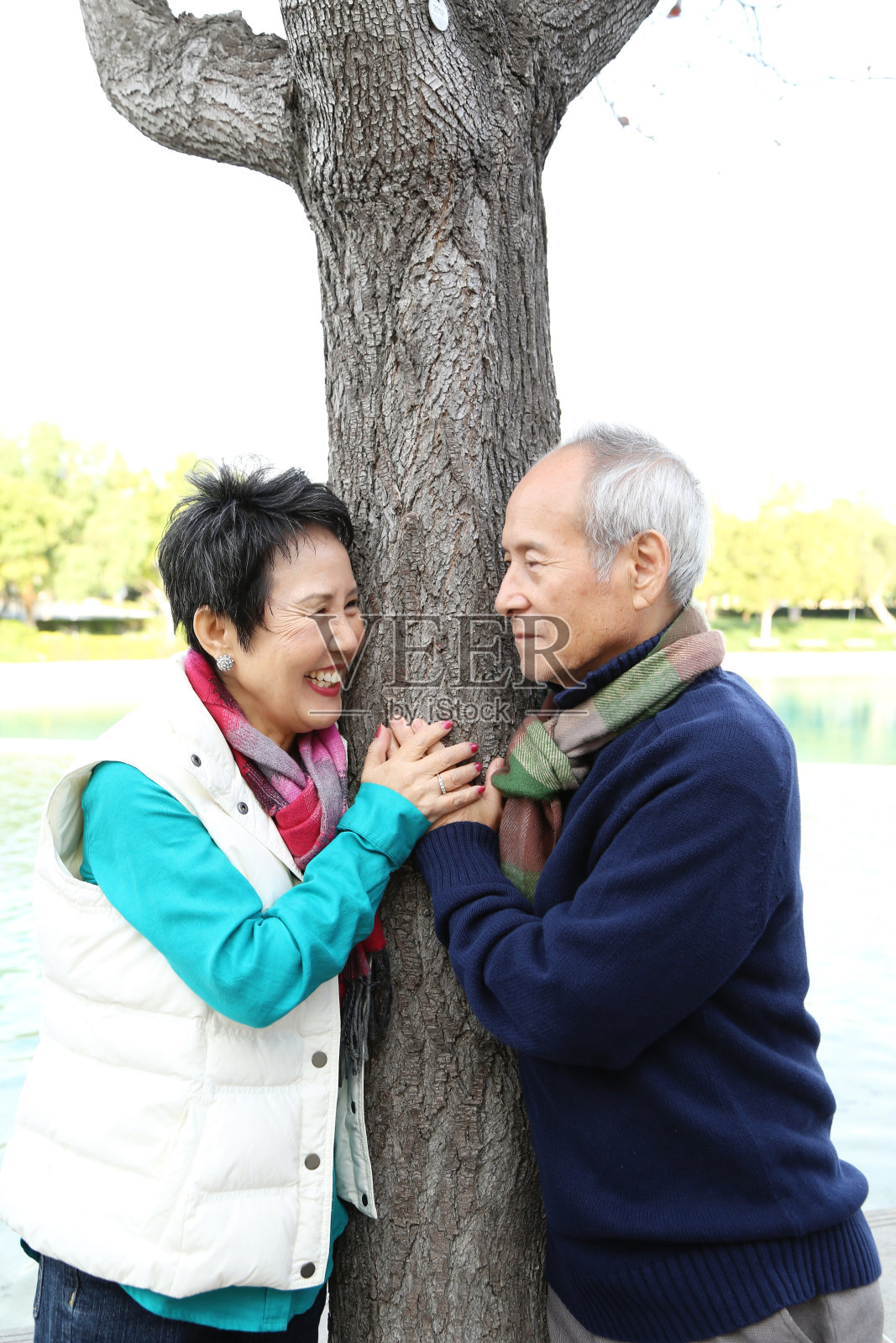 恋爱中的老年夫妇照片摄影图片