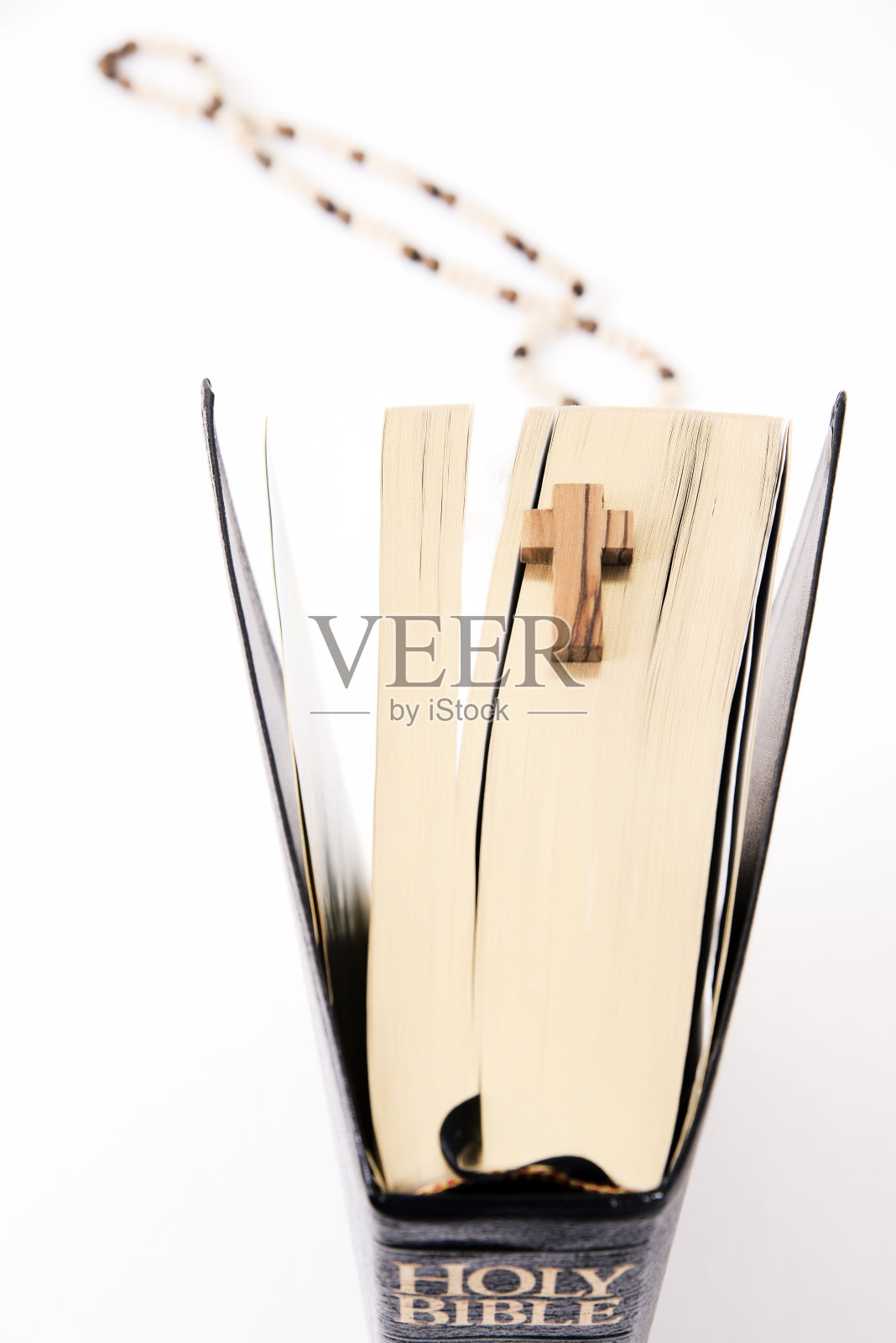 带有念珠十字架的圣经照片摄影图片