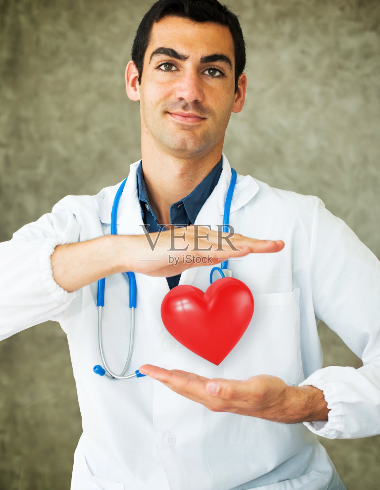 医生手里拿着一颗心照片摄影图片