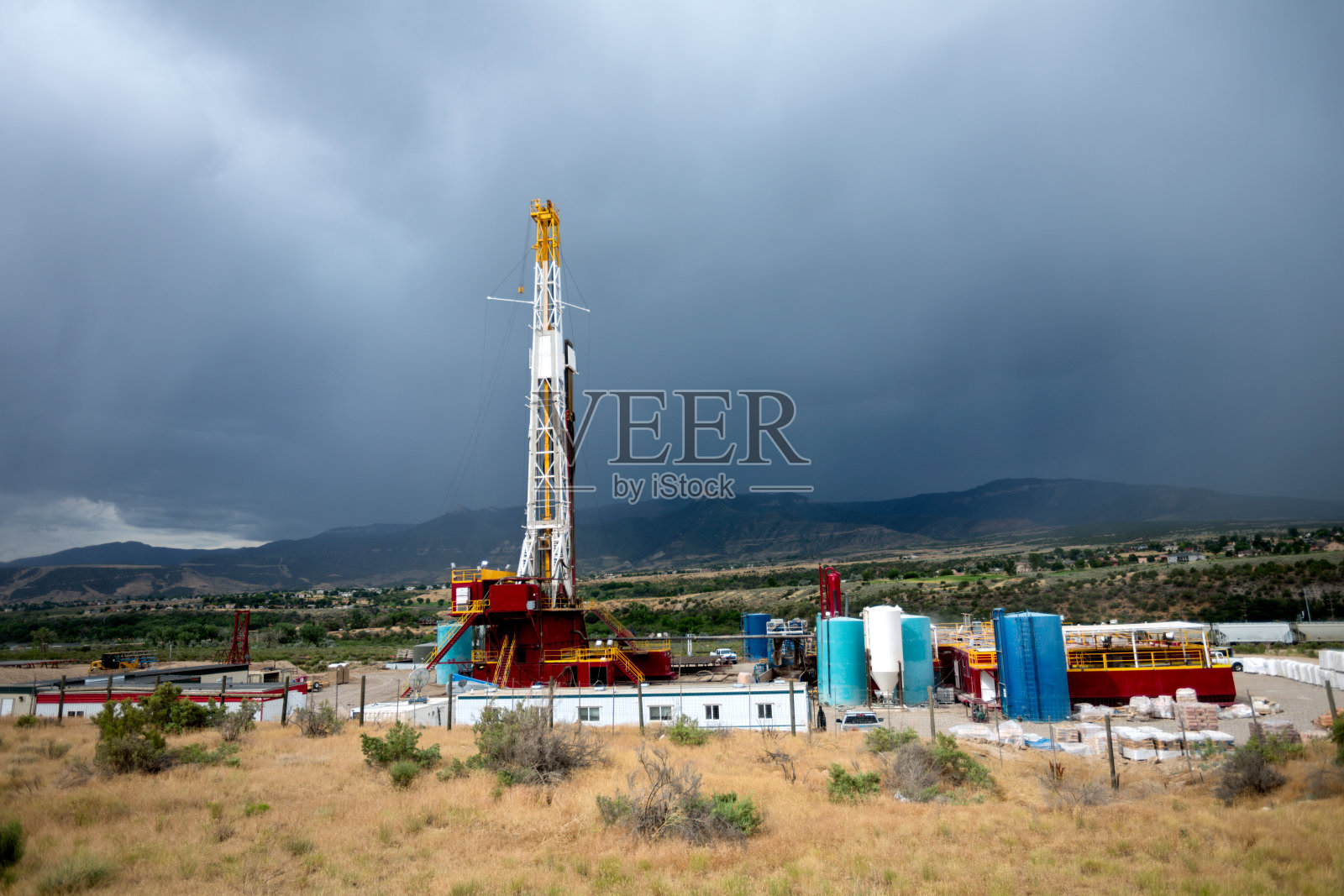 山地钻井水力压裂钻机照片摄影图片