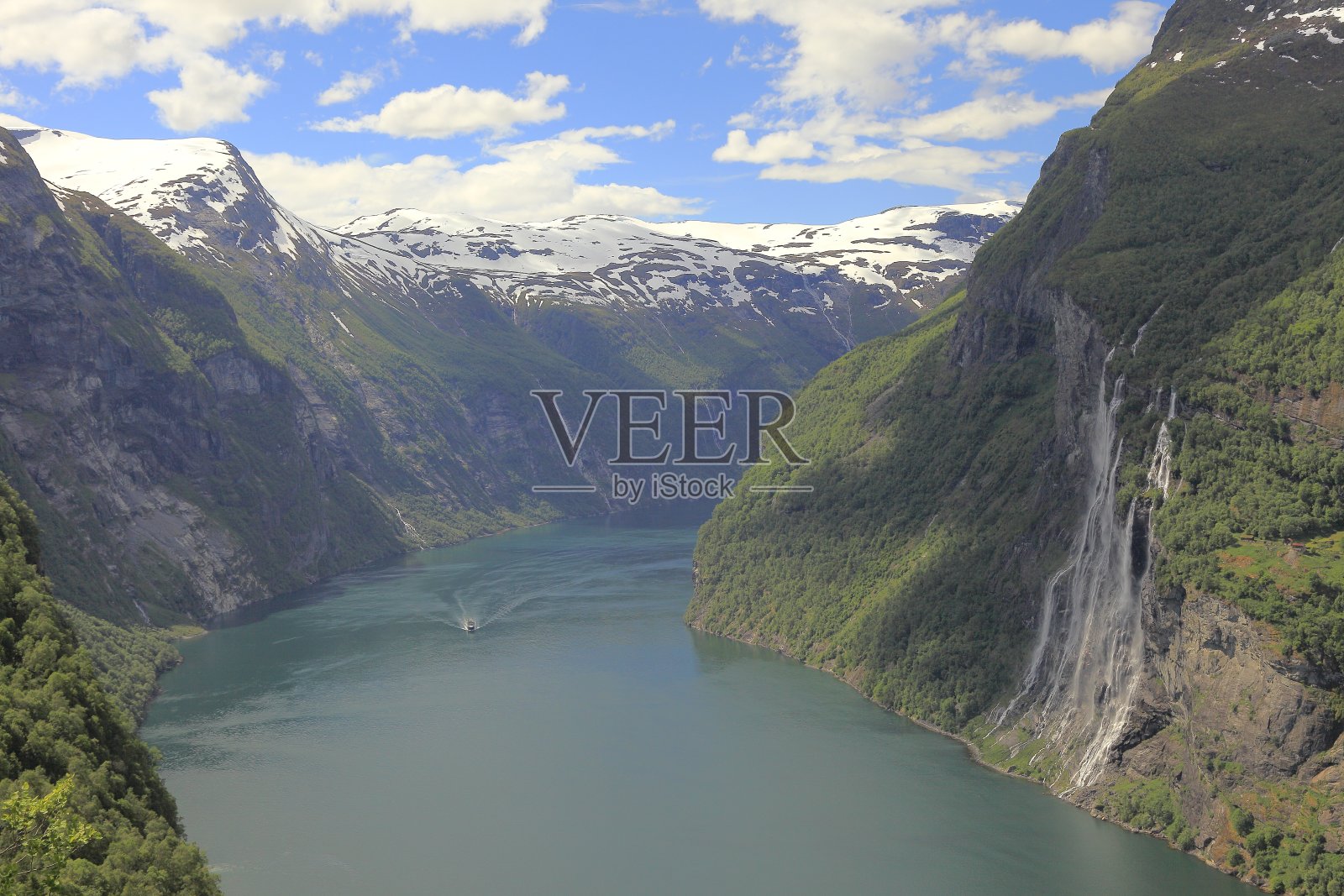 盖兰格峡湾雪山和云，挪威，北欧照片摄影图片