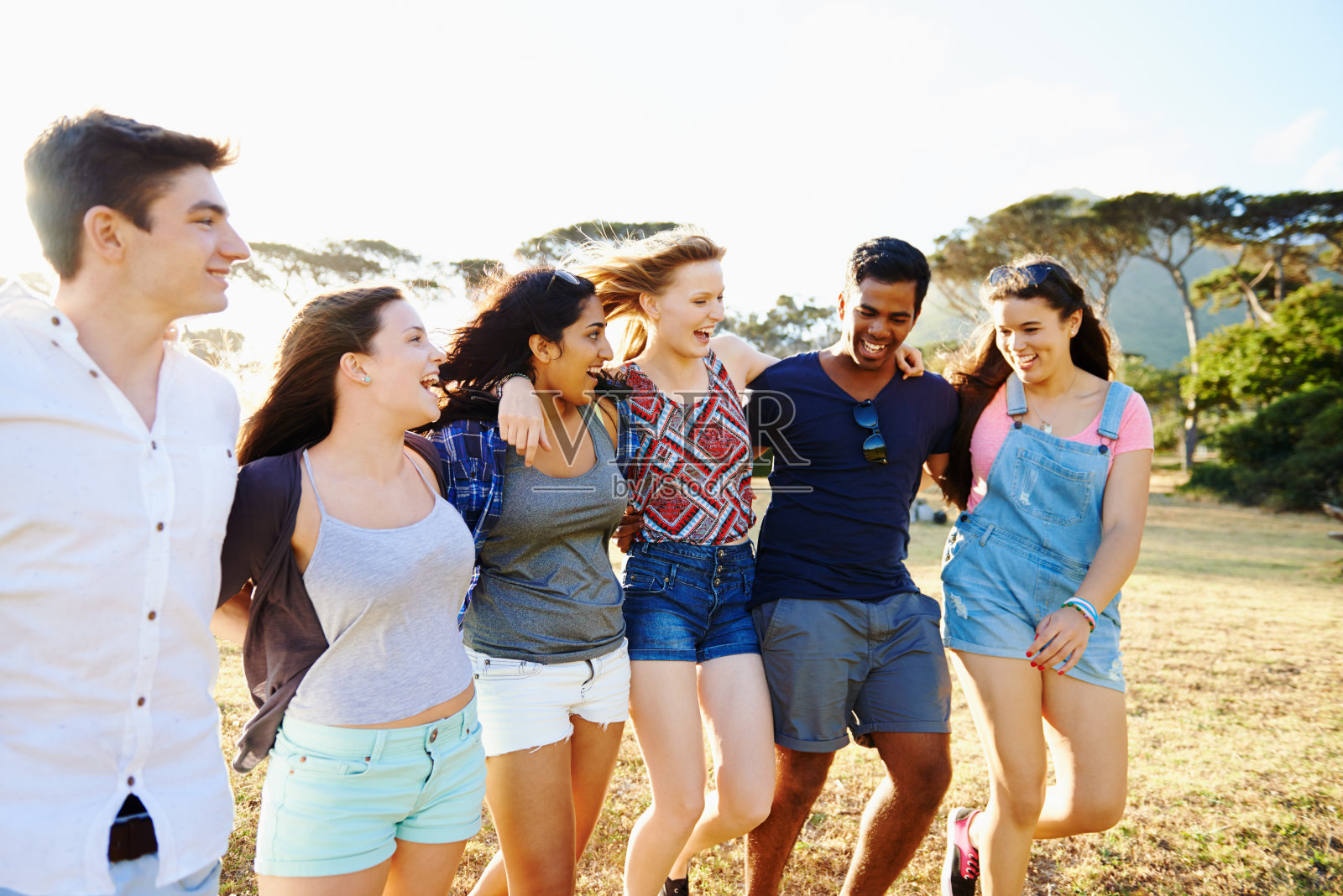 这是户外嬉戏的好天气照片摄影图片