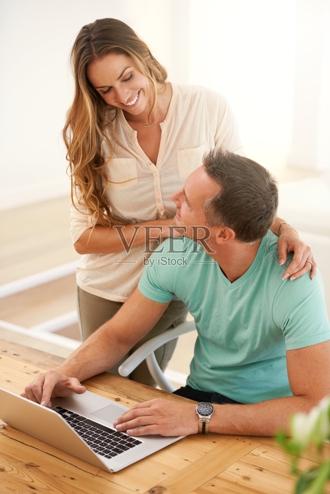 她是他工作时受欢迎的消遣照片摄影图片