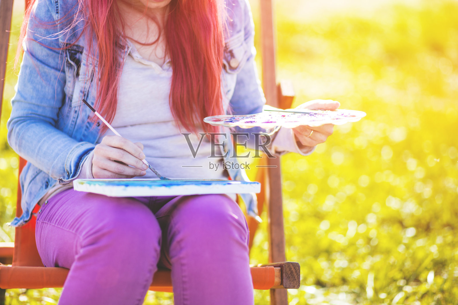 大自然中的年轻艺术家照片摄影图片