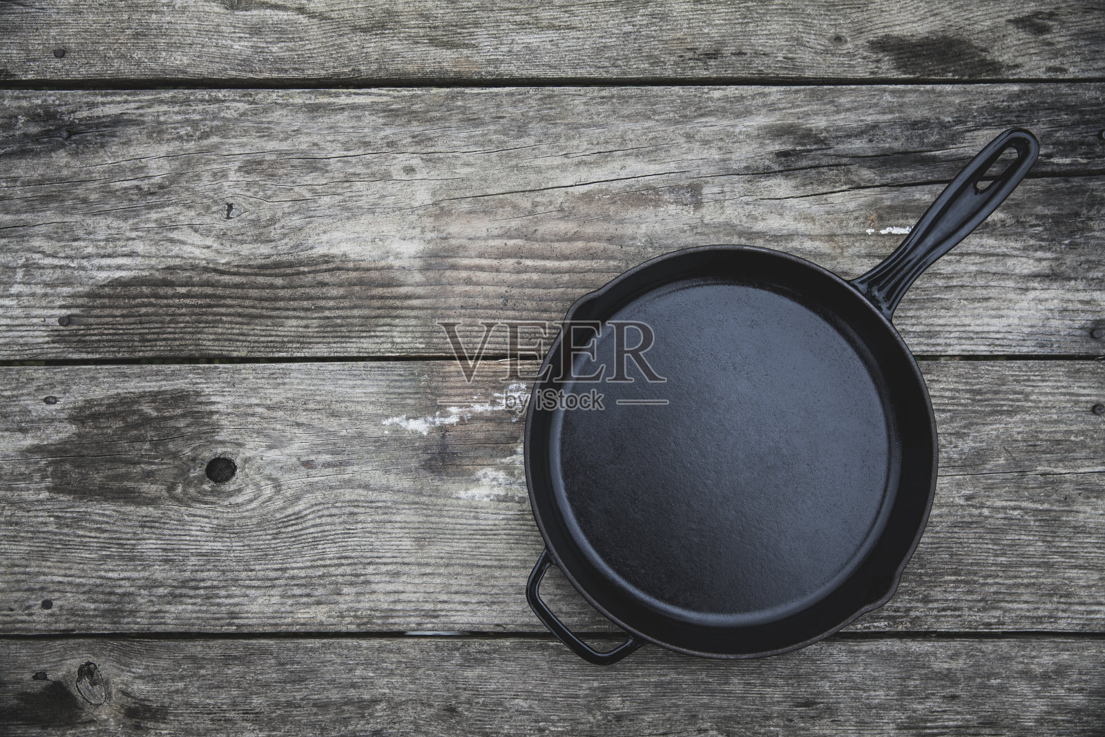 空锅放在木桌上照片摄影图片