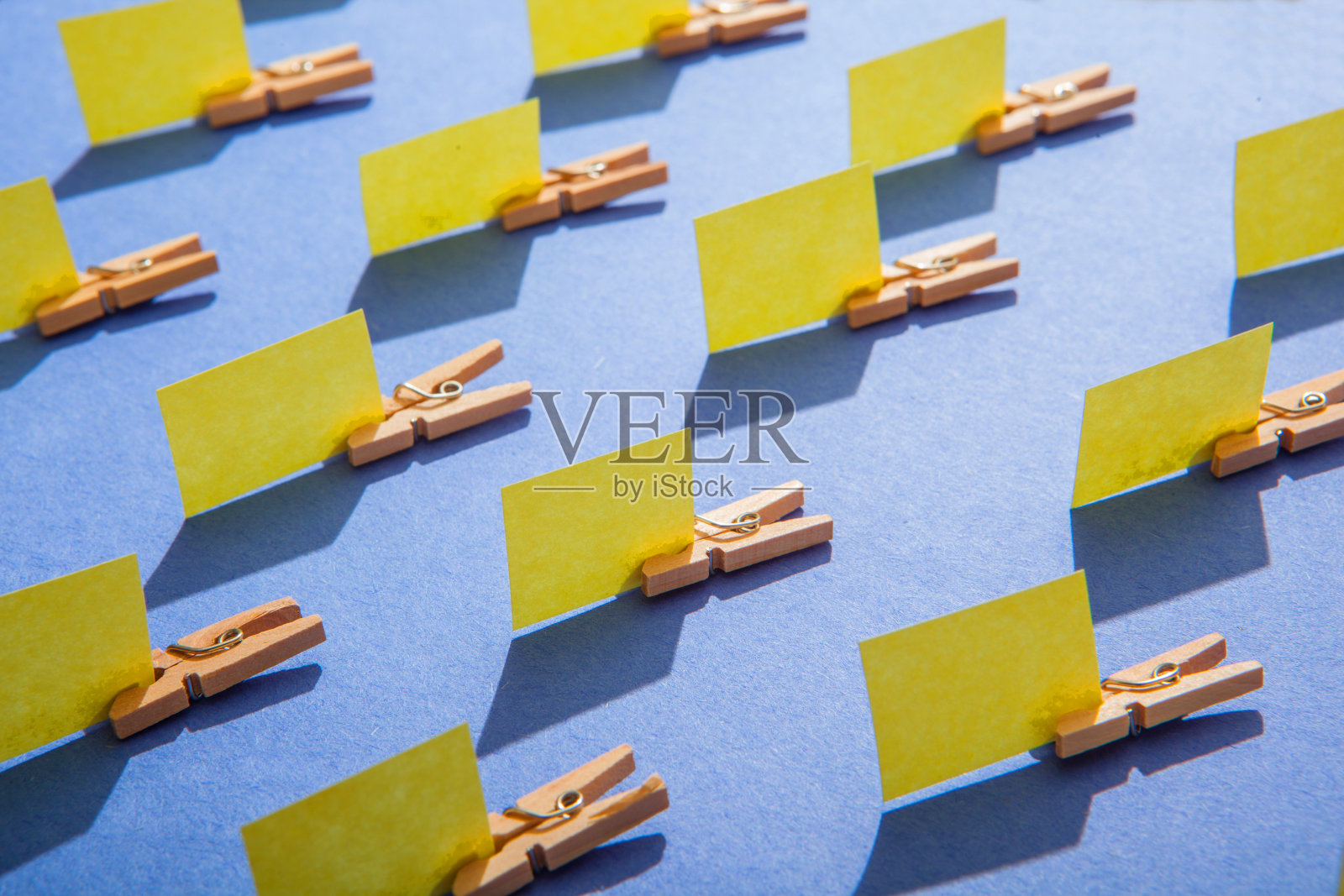 用蓝色的衣服别针贴便条。照片摄影图片