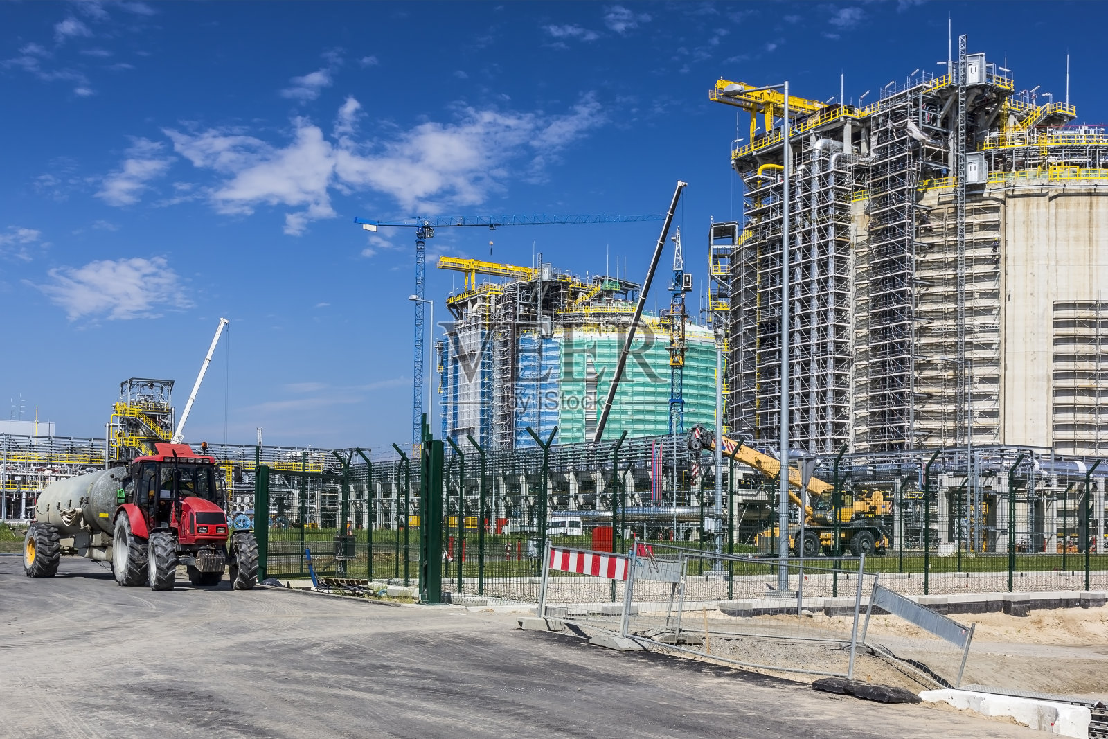 正在建设的液态天然气储罐照片摄影图片