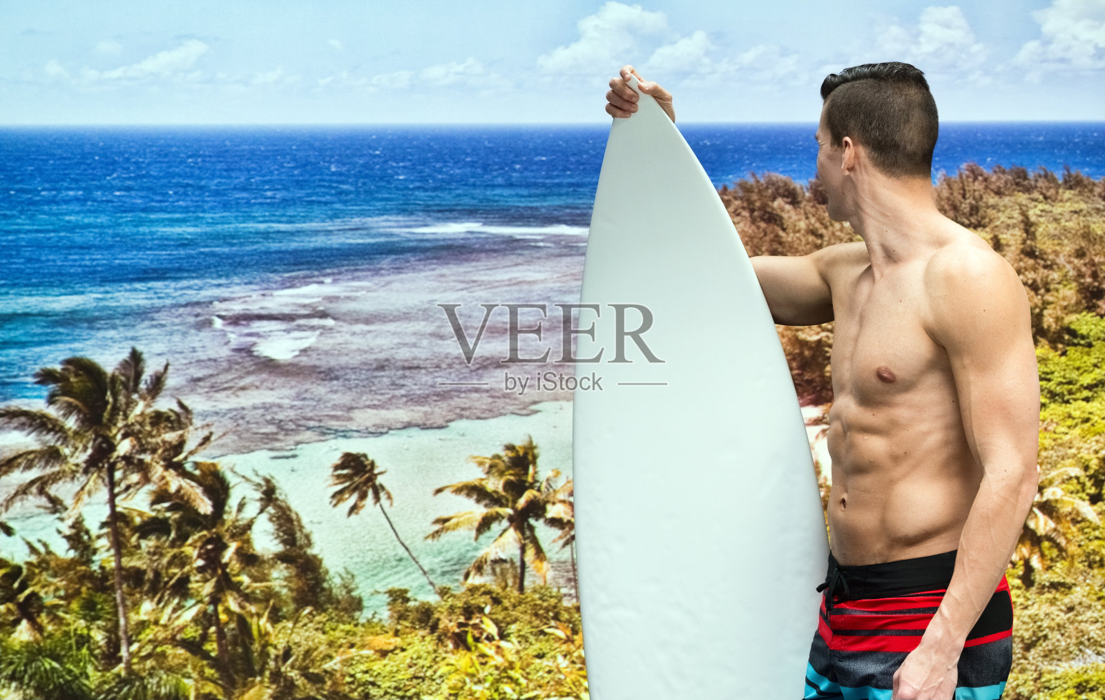 赤膊男冲浪者看着大海照片摄影图片