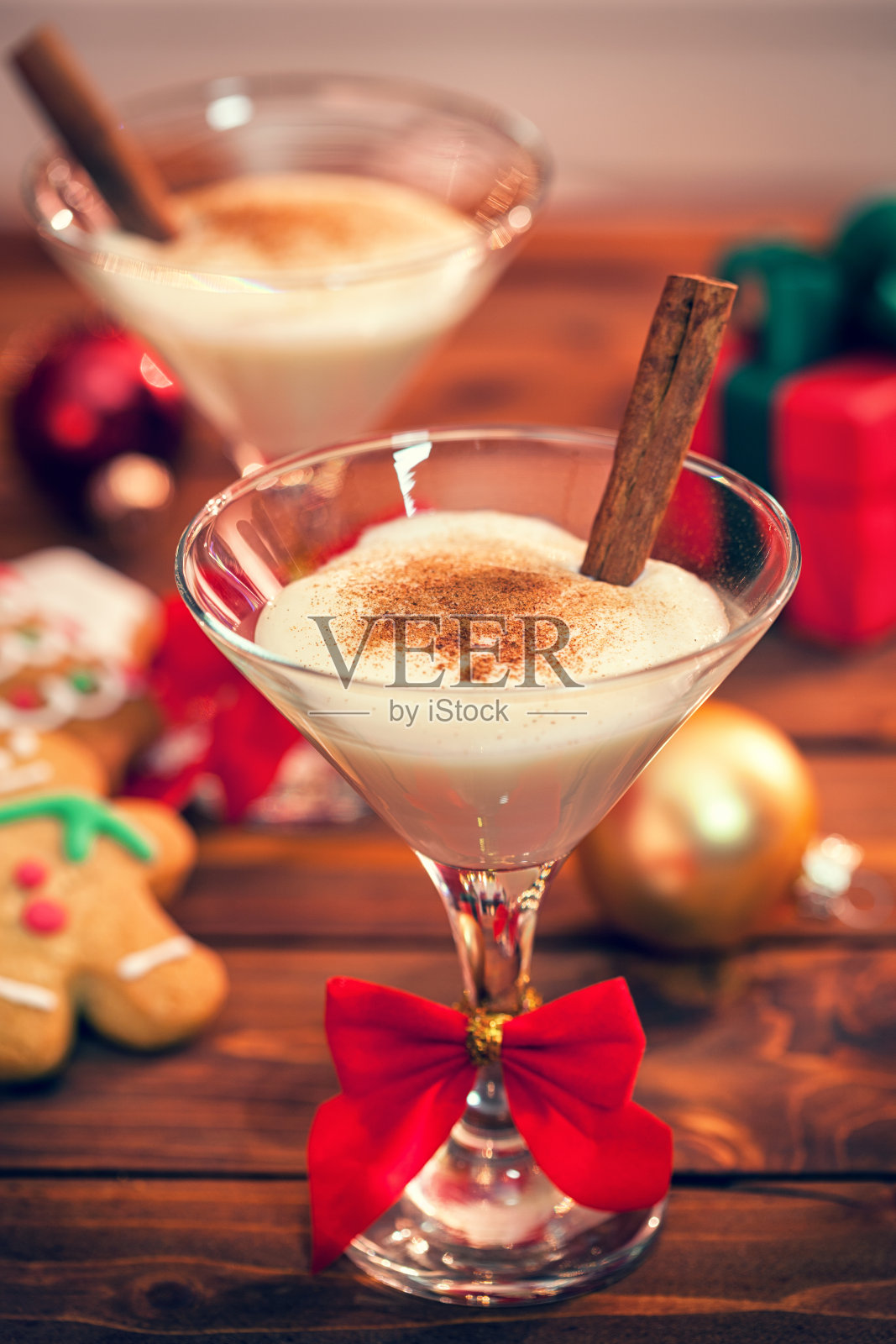 圣诞期间喝蛋酒照片摄影图片