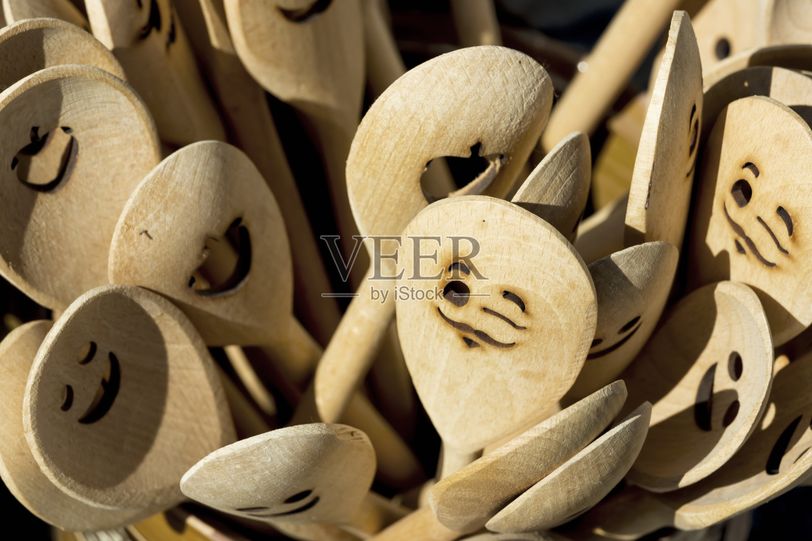 在特兰西瓦尼亚的市场上，传统的科隆德(corond)风格的勺子照片摄影图片