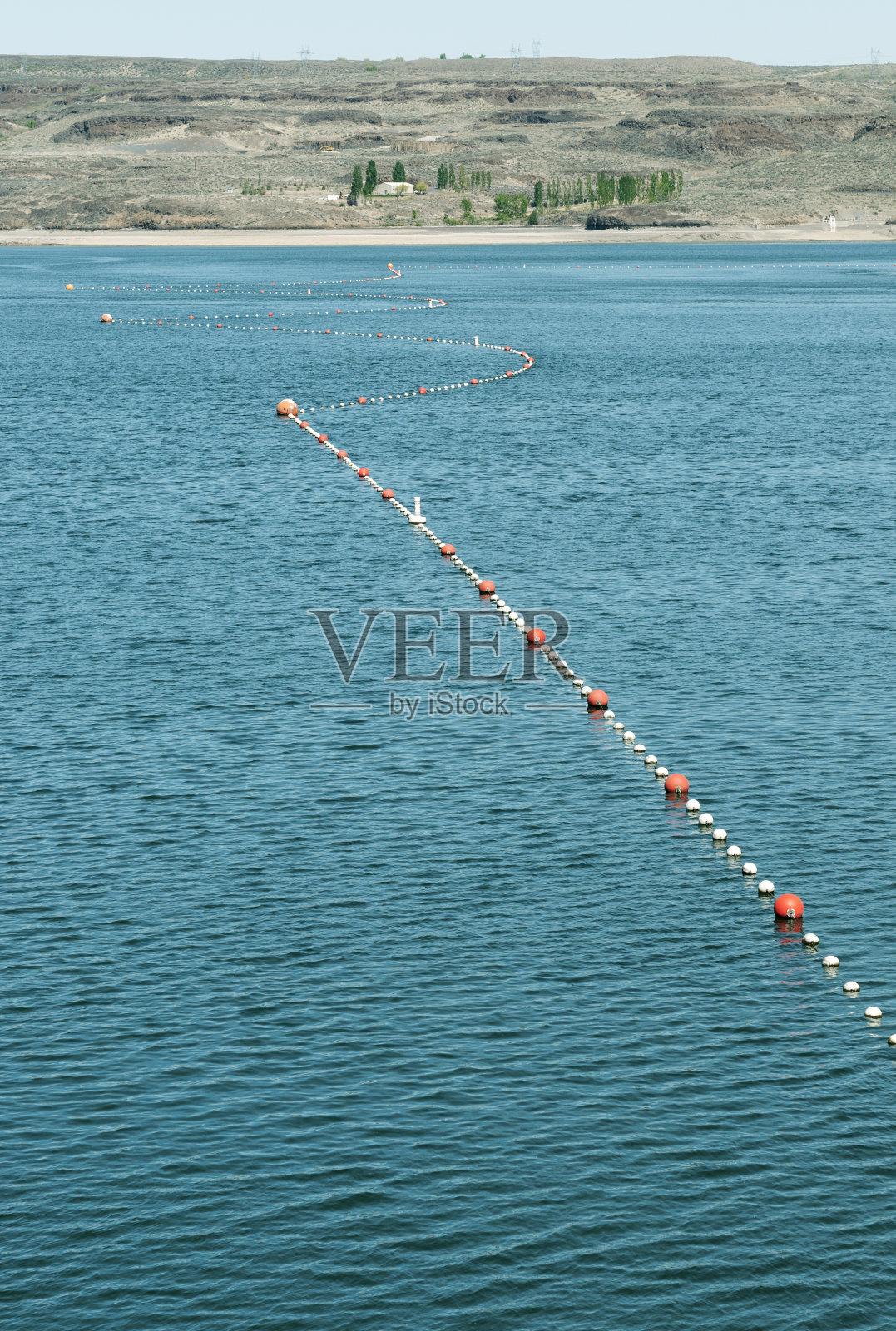 在河流标志接近大坝的浮标照片摄影图片