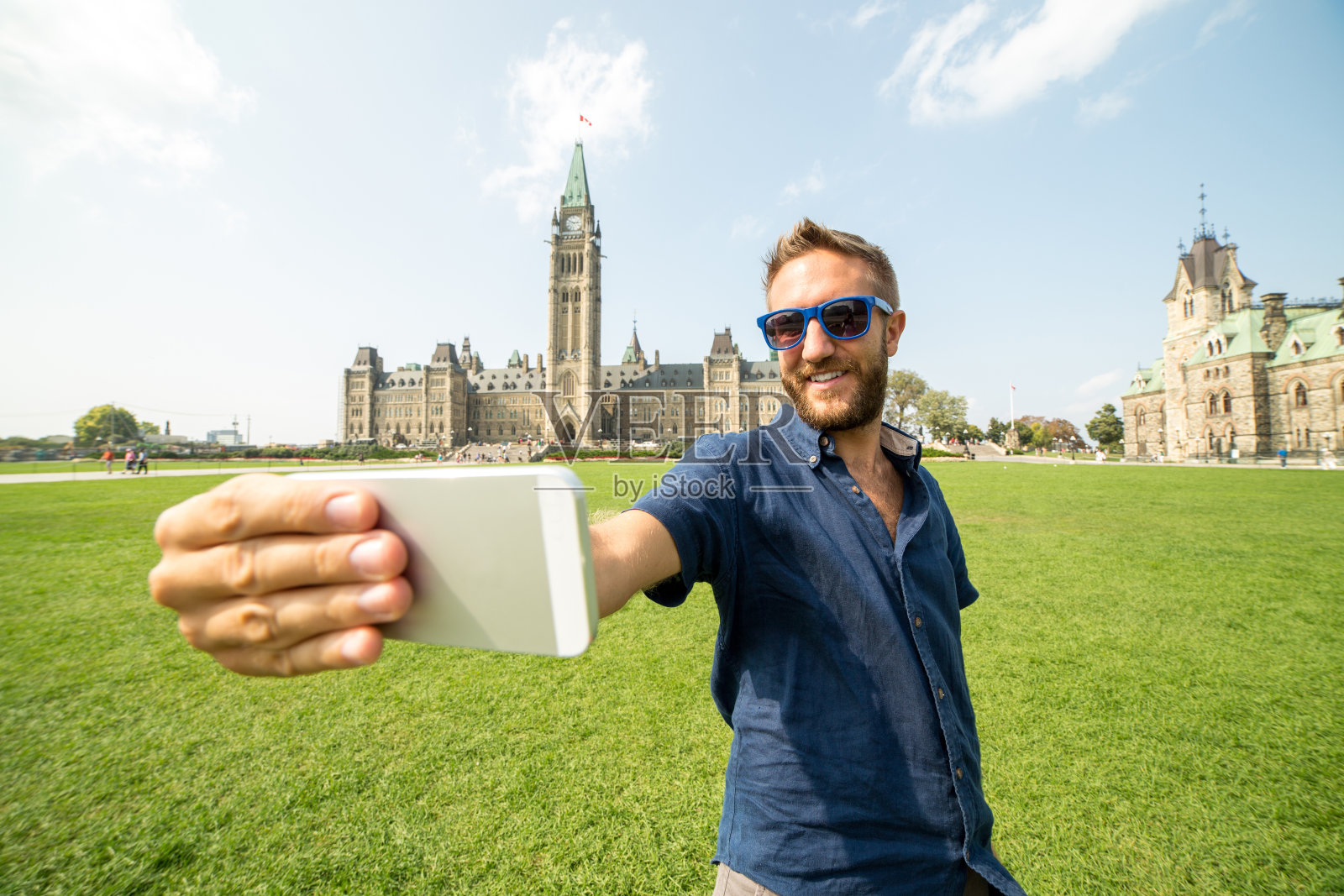 在加拿大渥太华，一个快乐的年轻人正在自拍照片摄影图片