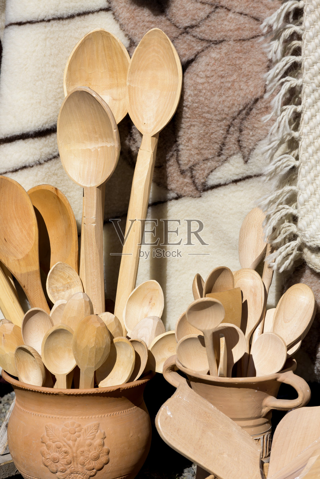 在特兰西瓦尼亚的市场上，传统的科隆德(corond)风格的勺子照片摄影图片