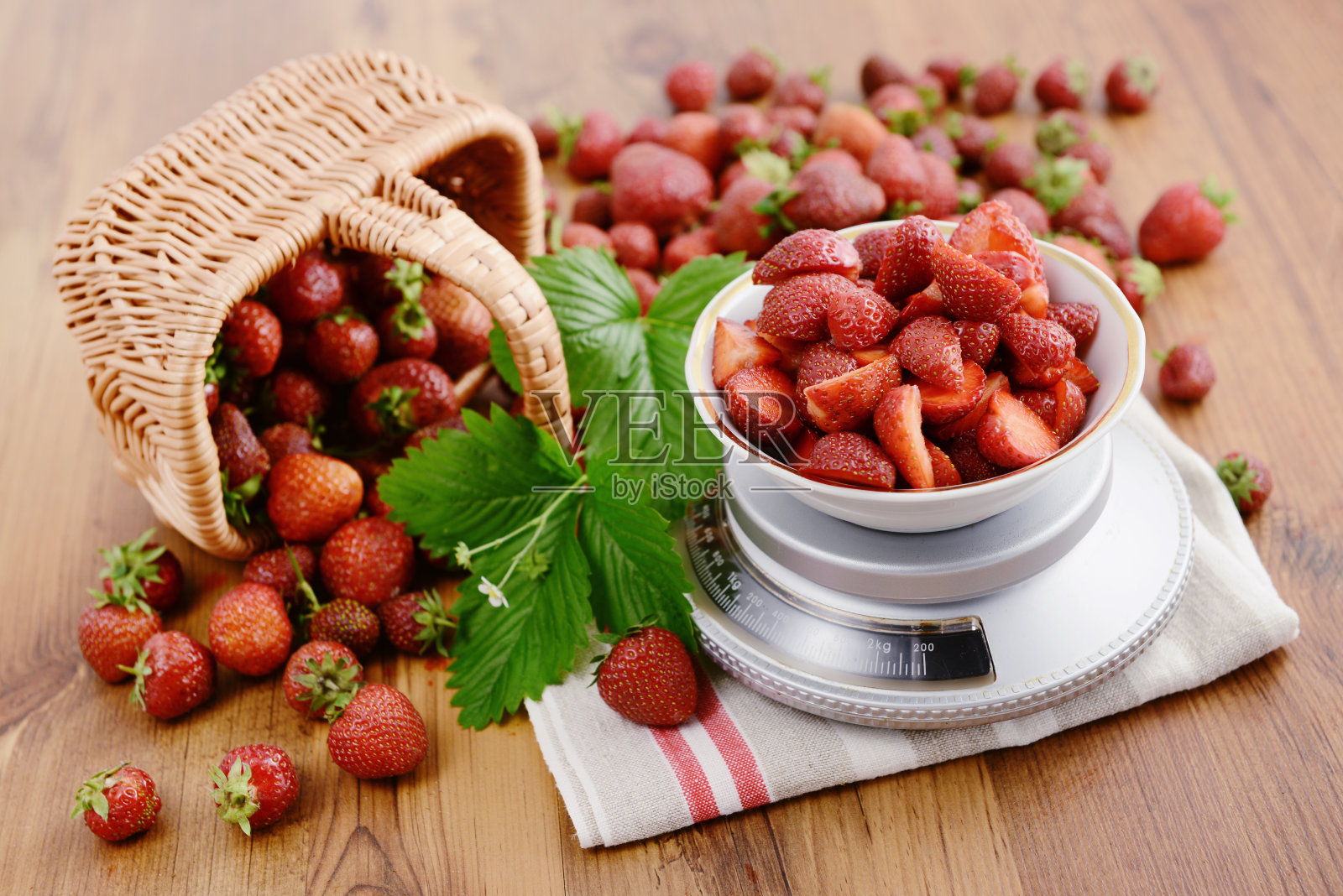 草莓体重秤照片摄影图片