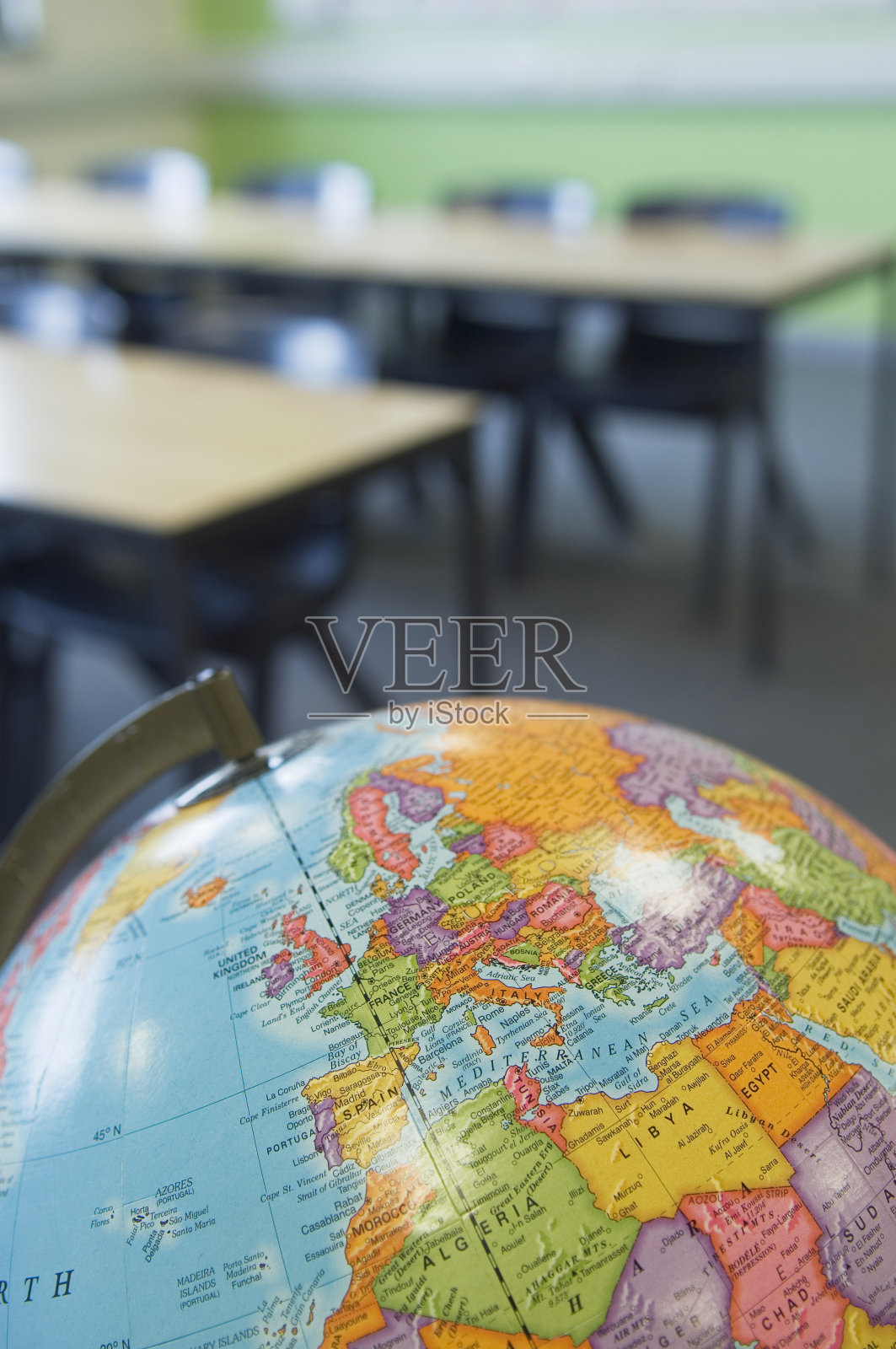 学校教室里的世界地球仪照片摄影图片