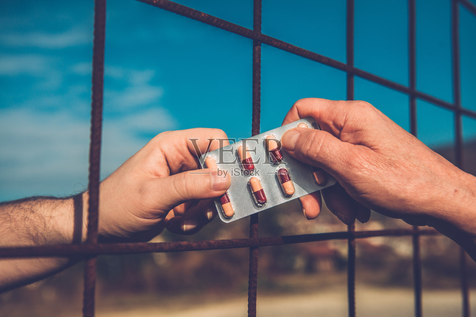 边境移民的手，手势照片摄影图片