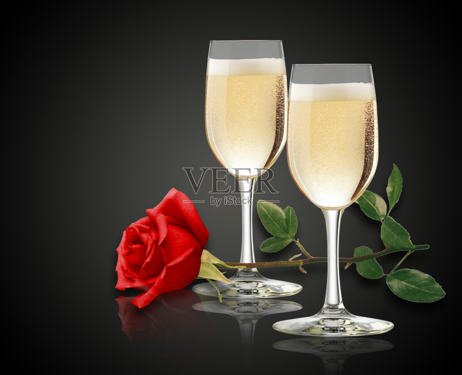 香槟杯和红玫瑰照片摄影图片