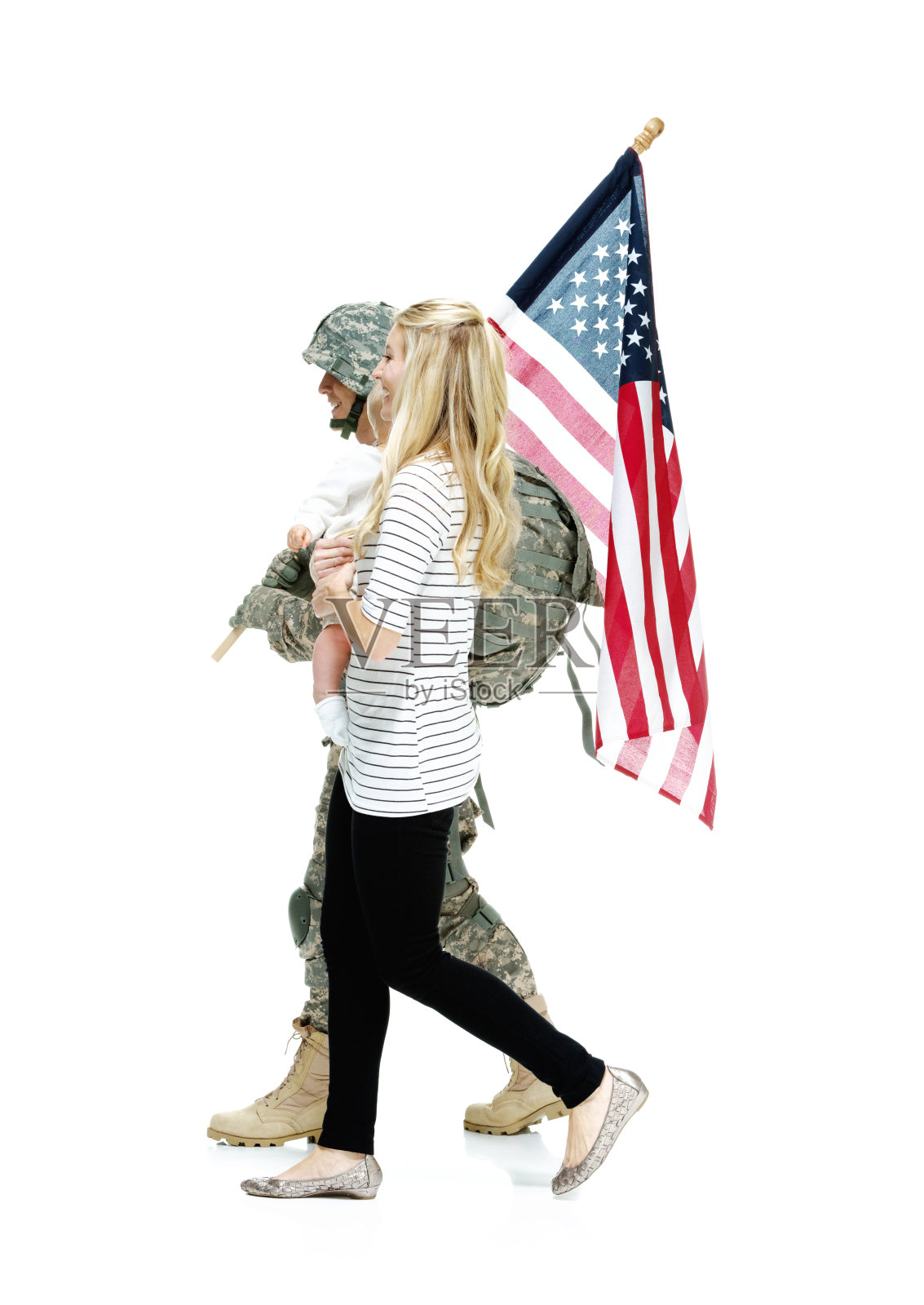 军人夫妇举着美国国旗行走照片摄影图片