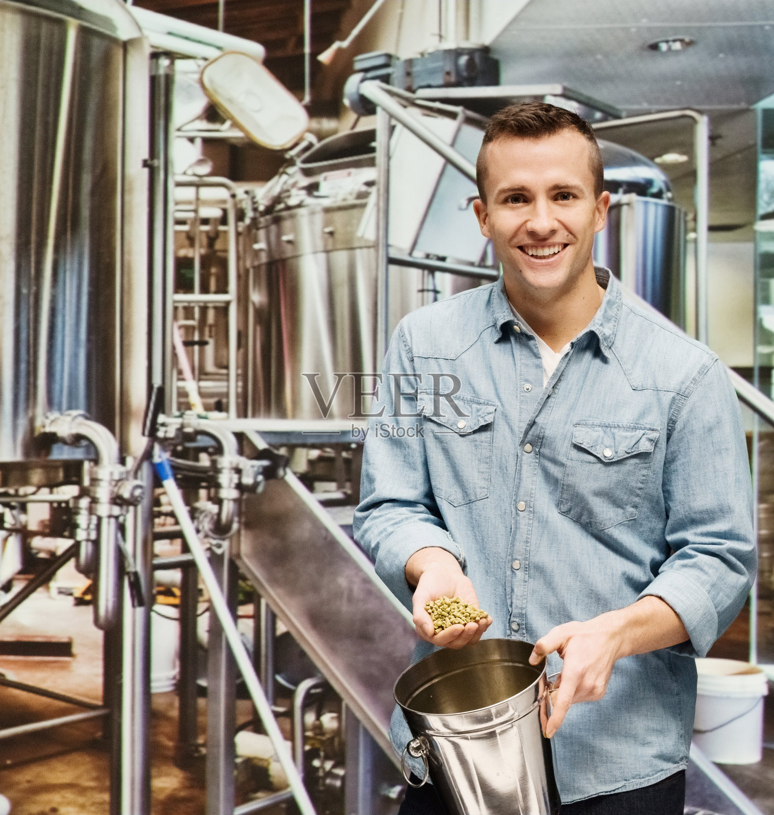 微笑的男酿酒师展示大麦照片摄影图片