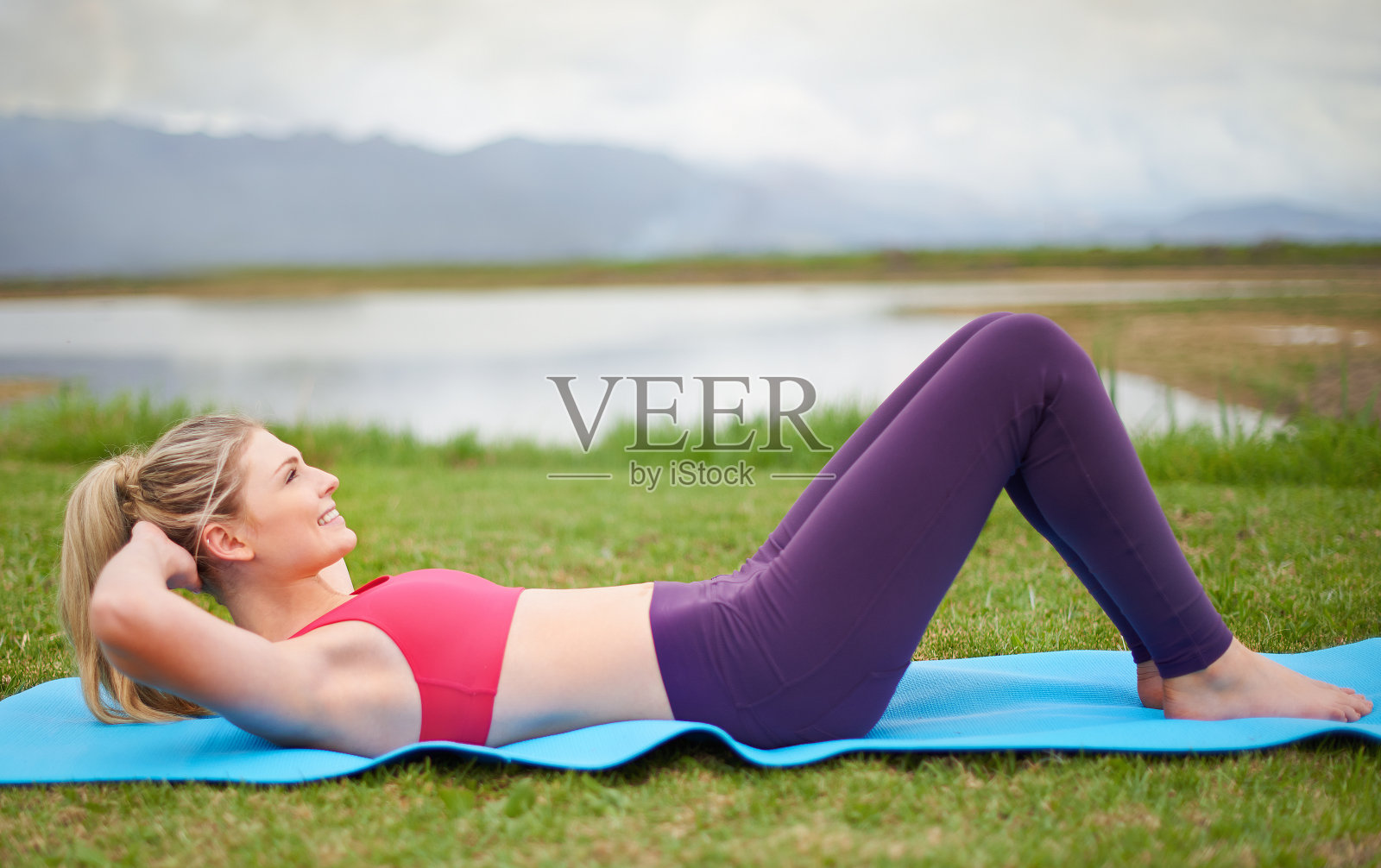 保持她的核心肌肉强壮照片摄影图片